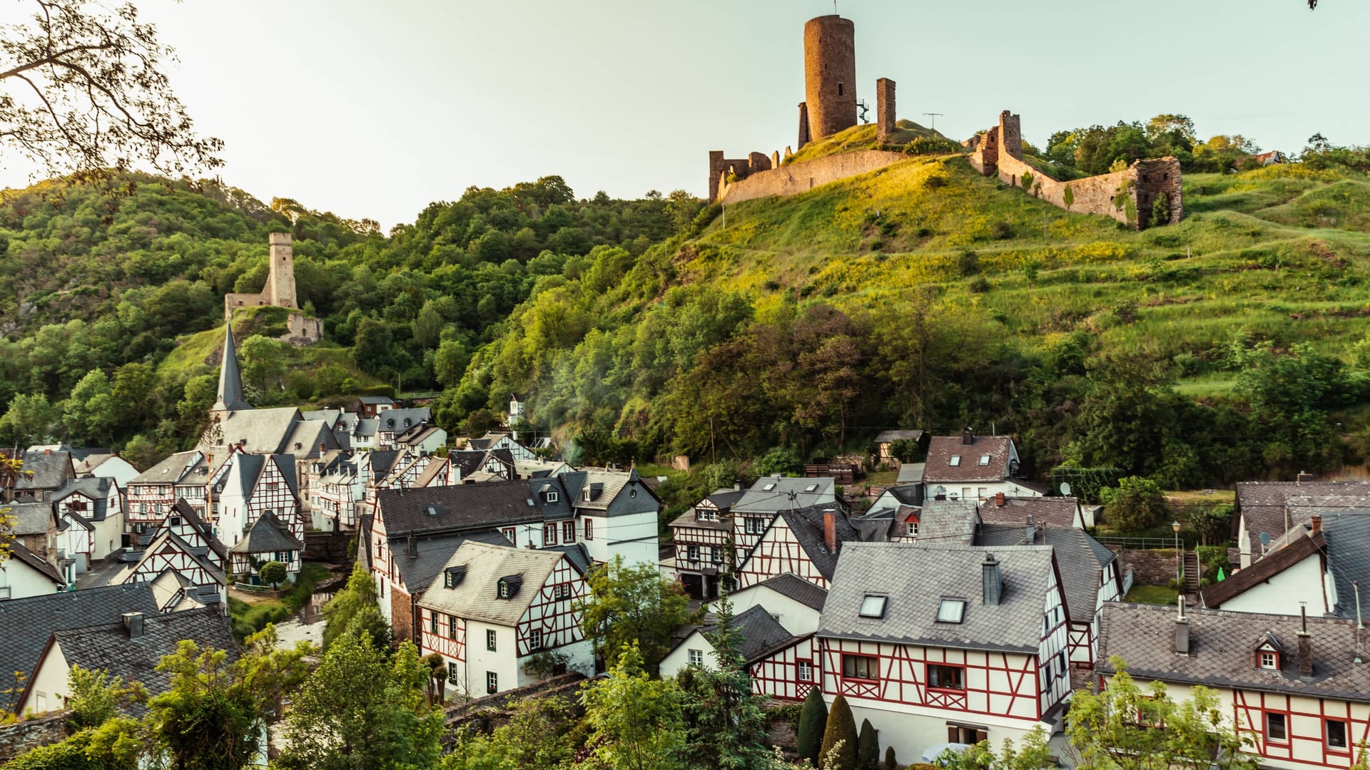 Die Philippsburg thront über der pfälzischen Kleinstadt Monreal: Das Eifeldorf ist auch im Winter beliebt bei Touristen, ein Influencer-Paar löst einen internationalen Hype aus.