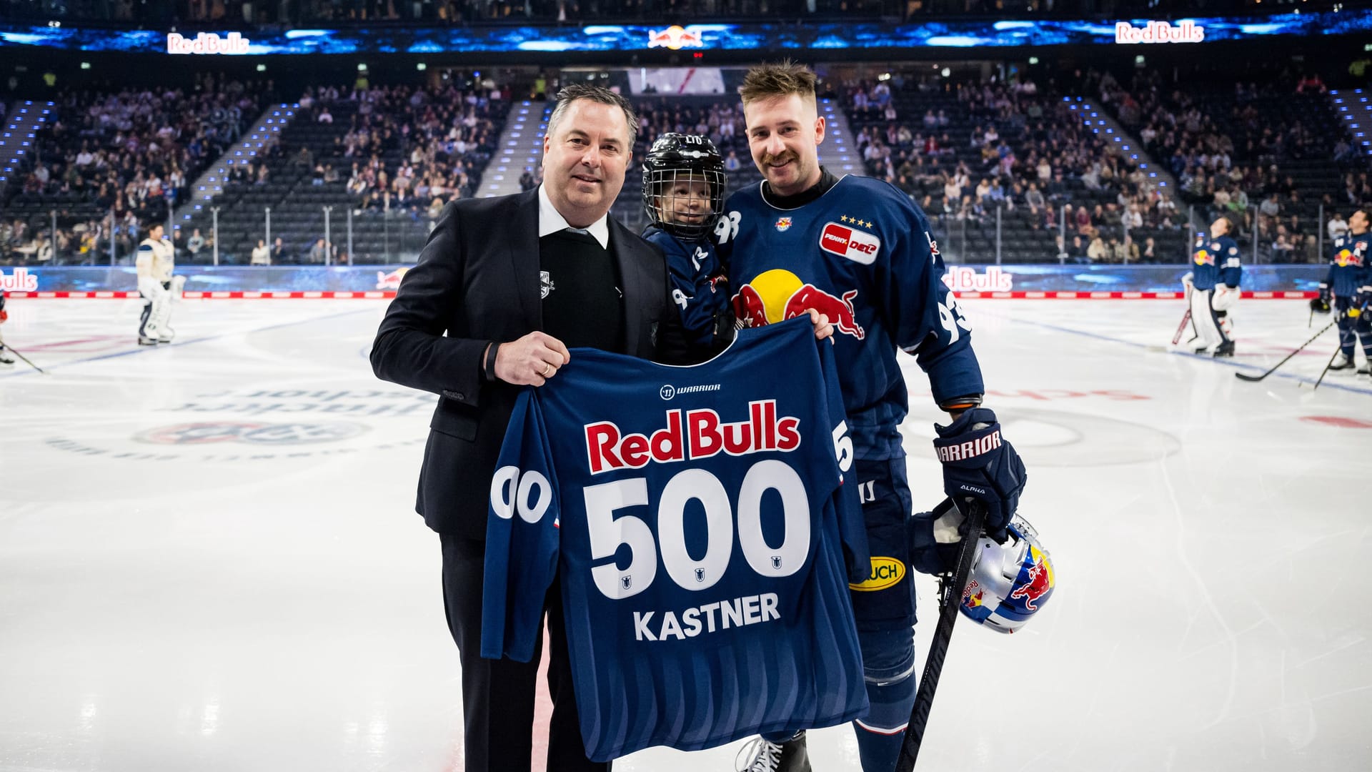 Maximilian Kastner (r.): Erst Ende November wurde er von Christian Winkler, Managing Director Sports Red Bull Eishockey, für sein 500. DEL-Spiel geehrt.