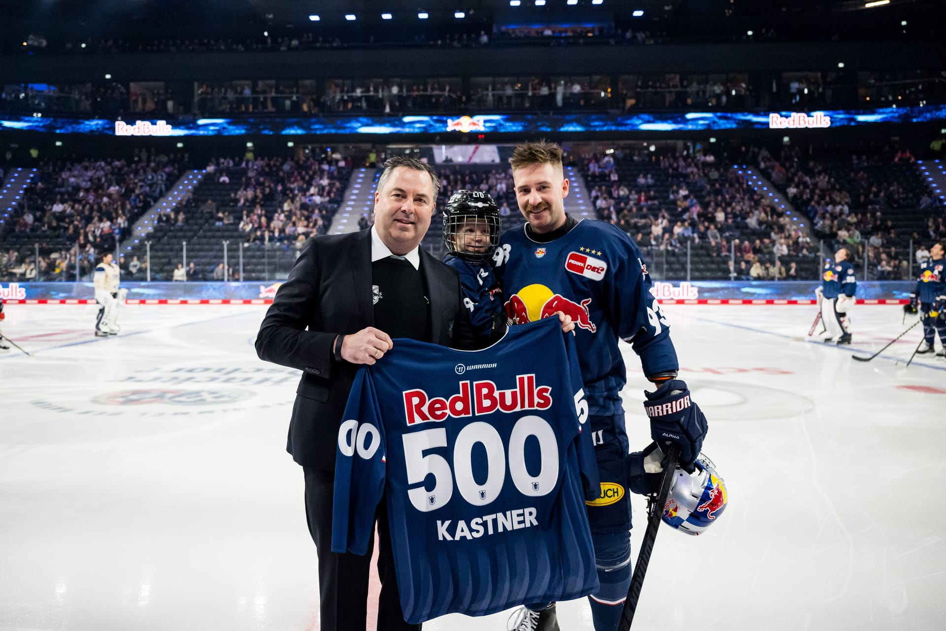 Maximilian Kastner (r.): Erst Ende November wurde er von Christian Winkler, Managing Director Sports Red Bull Eishockey, für sein 500. DEL-Spiel geehrt.