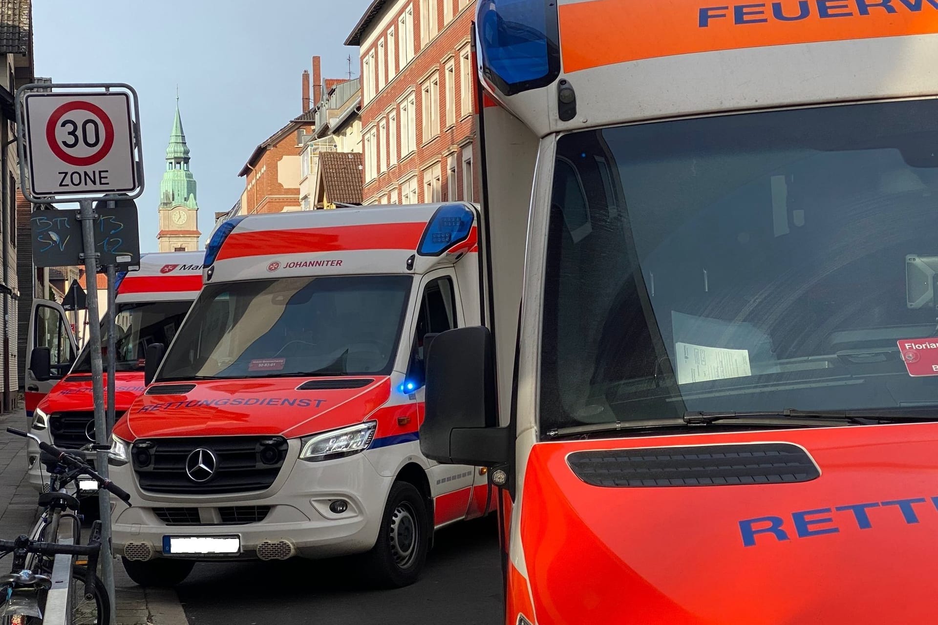 Einsatz: An der Grundschule Hohestieg ist aktuell ein großes Aufgebot.