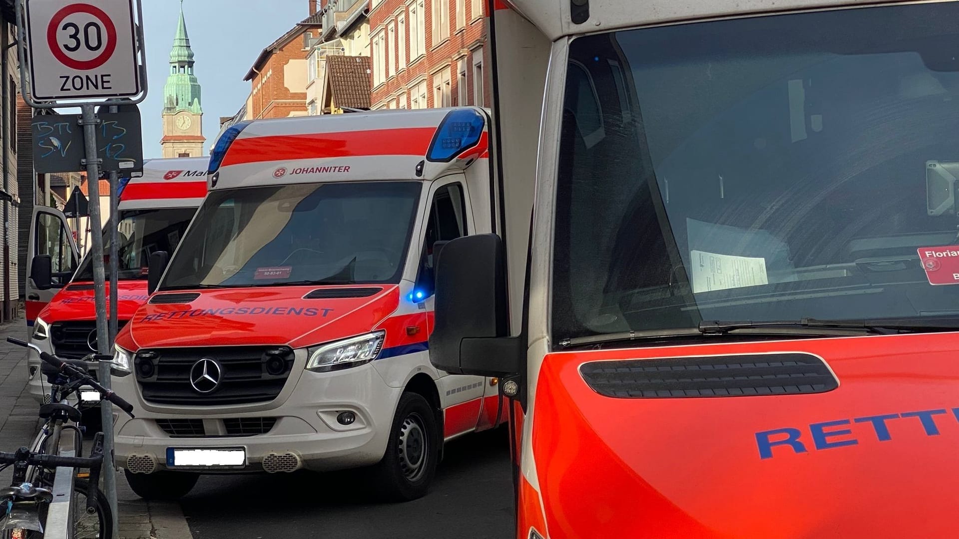 Einsatz: An der Grundschule Hohestieg ist aktuell ein großes Aufgebot.