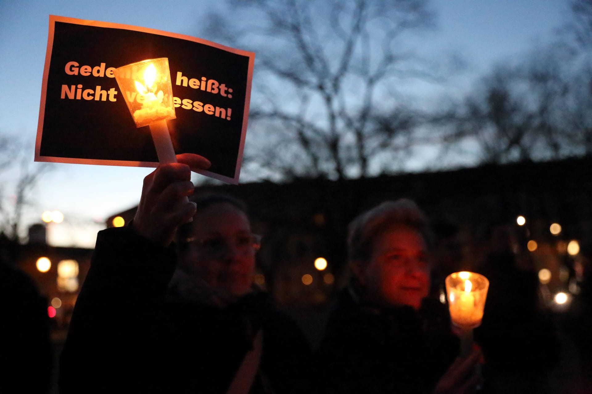 "Gedenken heißt: Nicht vergessen!": So wie hier in Potsdam im vergangenen Jahr werden auch an diesem Montag Menschen in ganz Deutschland der Holocaust-Opfer gedenken.