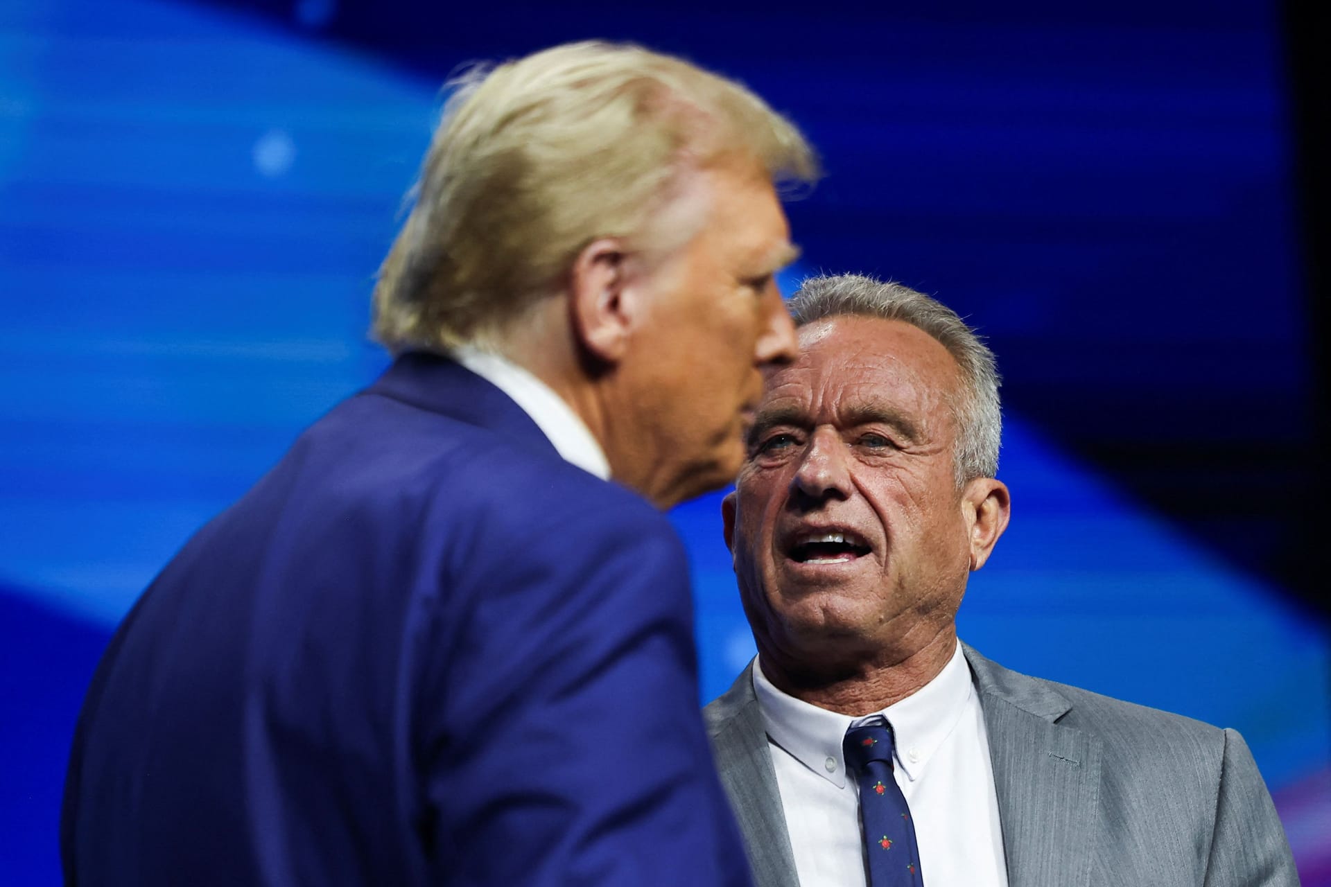 Robert F. Kennedy Jr.(r.) und Donald Trump bei einer Wahlkampfveranstaltung 2024.