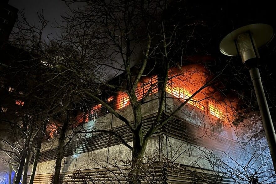 Flammen schlagen aus dem Gebäude: Die Einsatzkräfte waren mit 90 Personen vor Ort.