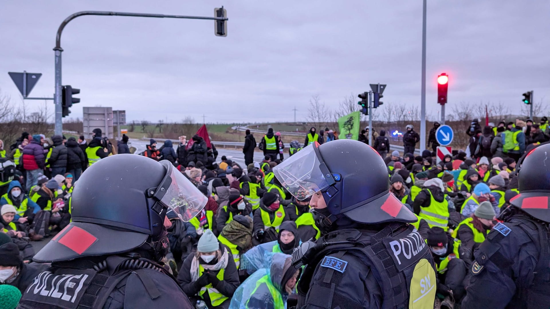 Sitzblockade vor dem AfD-Parteitag in Riesa am 11. Januar 2025