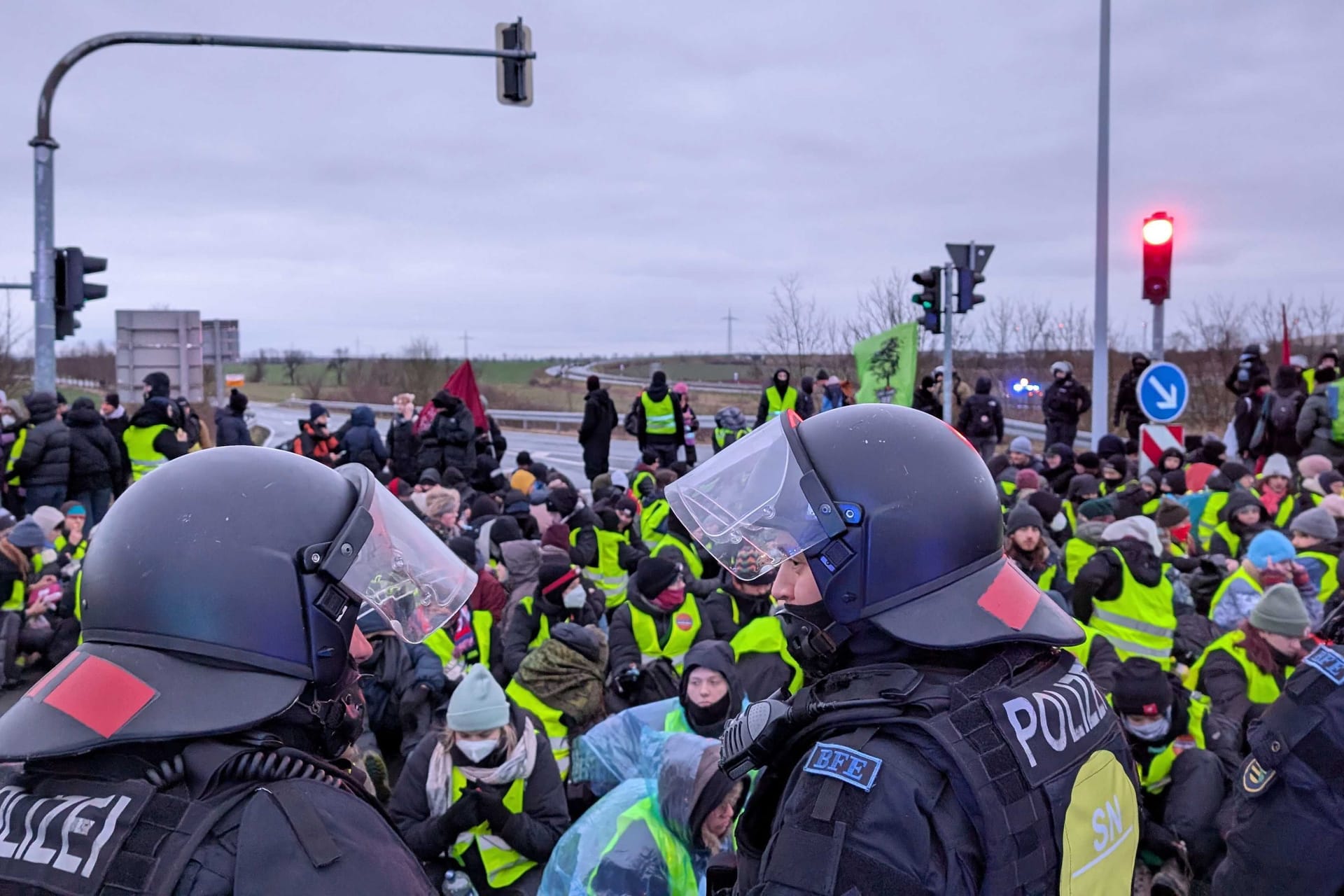 Sitzblockade vor dem AfD-Parteitag in Riesa am 11. Januar 2025