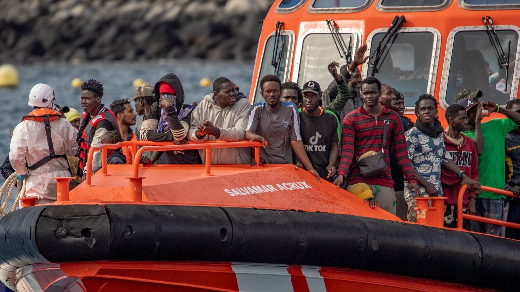 Teneriffa: Migranten werden von der spanischen Seenotrettung an den Hafen El Hierro gebracht.