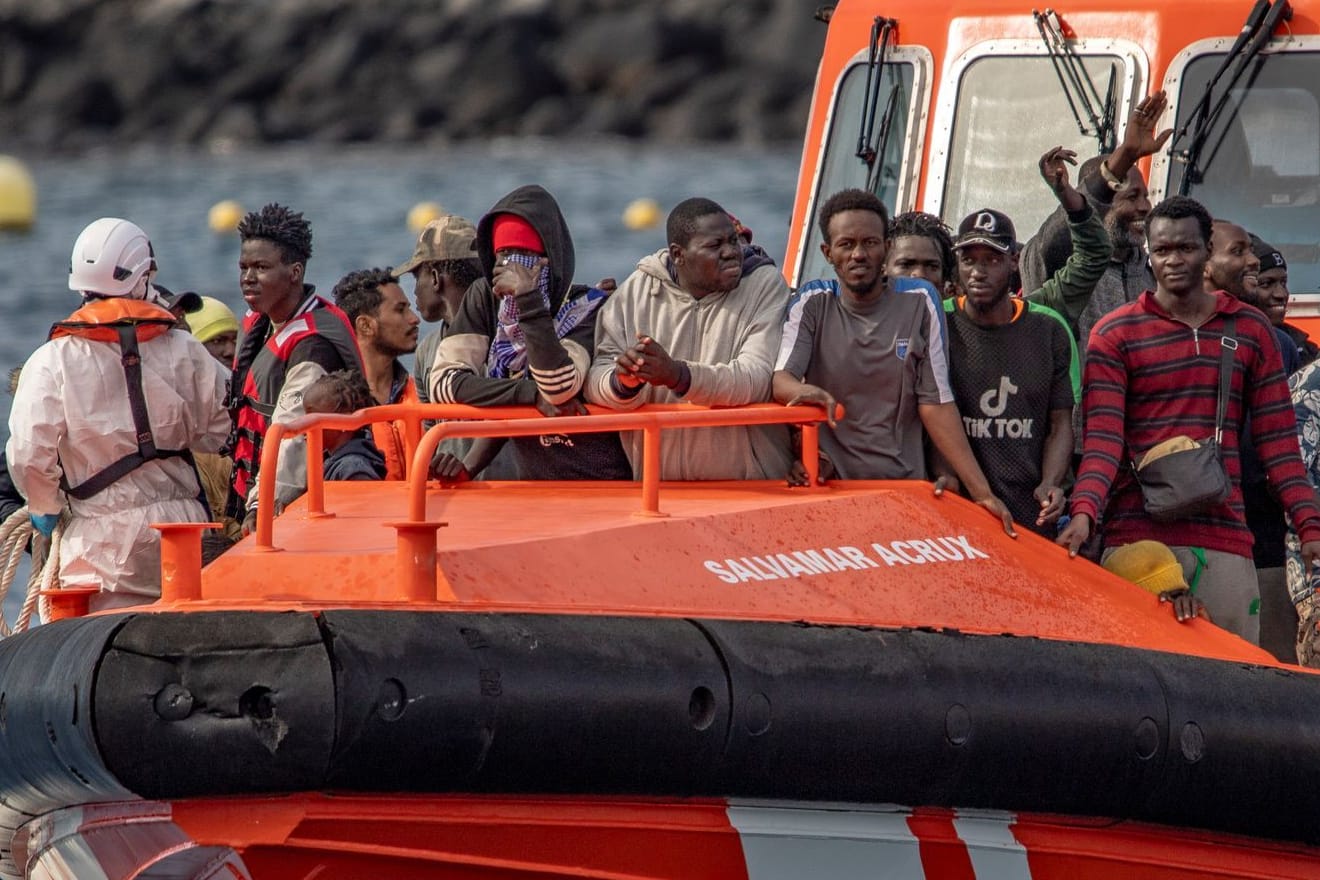 Teneriffa: Migranten werden von der spanischen Seenotrettung an den Hafen El Hierro gebracht.