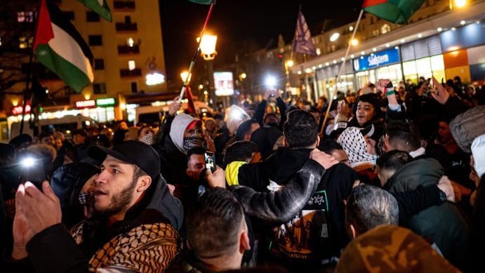 Menschen nehmen an der Demonstration "Israels Rückzug von Gaza" am Südstern teil.