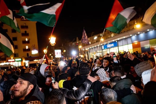 Menschen nehmen an der Demonstration "Israels Rückzug von Gaza" am Südstern teil.