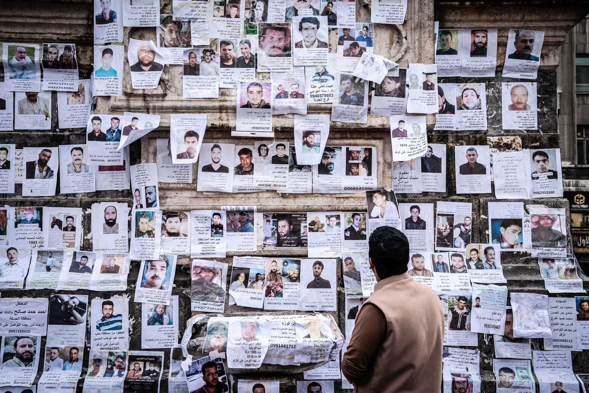 Hunderttausende Menschen verschwanden in Assads Kerkern. Vielerorts hängen Fotos der Vermissten.