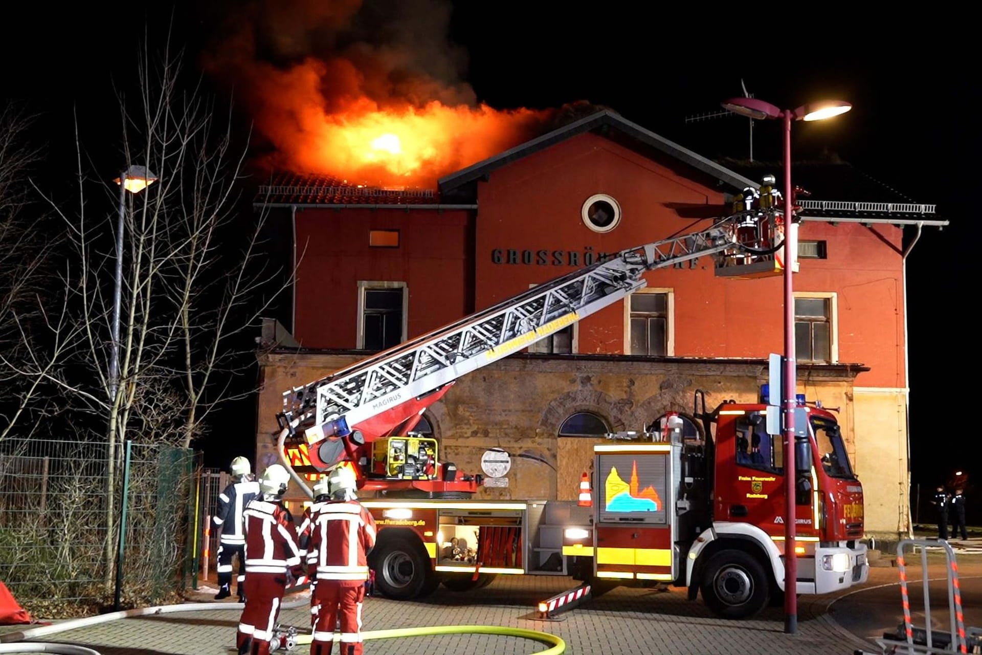 Datum: 08.01.25 / Ort: GroßröhrsdorfDer Bahnhof von Großröhrsdorf steht in Flammen. Das über 150 Jahre alte Gebäude ist heute um kurz nach Mitternacht in Brand geraten. Wie das passieren konnte, ist noch unklar. Das Haus wird nicht mehr als Bahnhof genutzt, steht offenbar seit Jahren leer. Lediglich in einem Anbau gibt es eine Wohnung, in der Mieter leben.