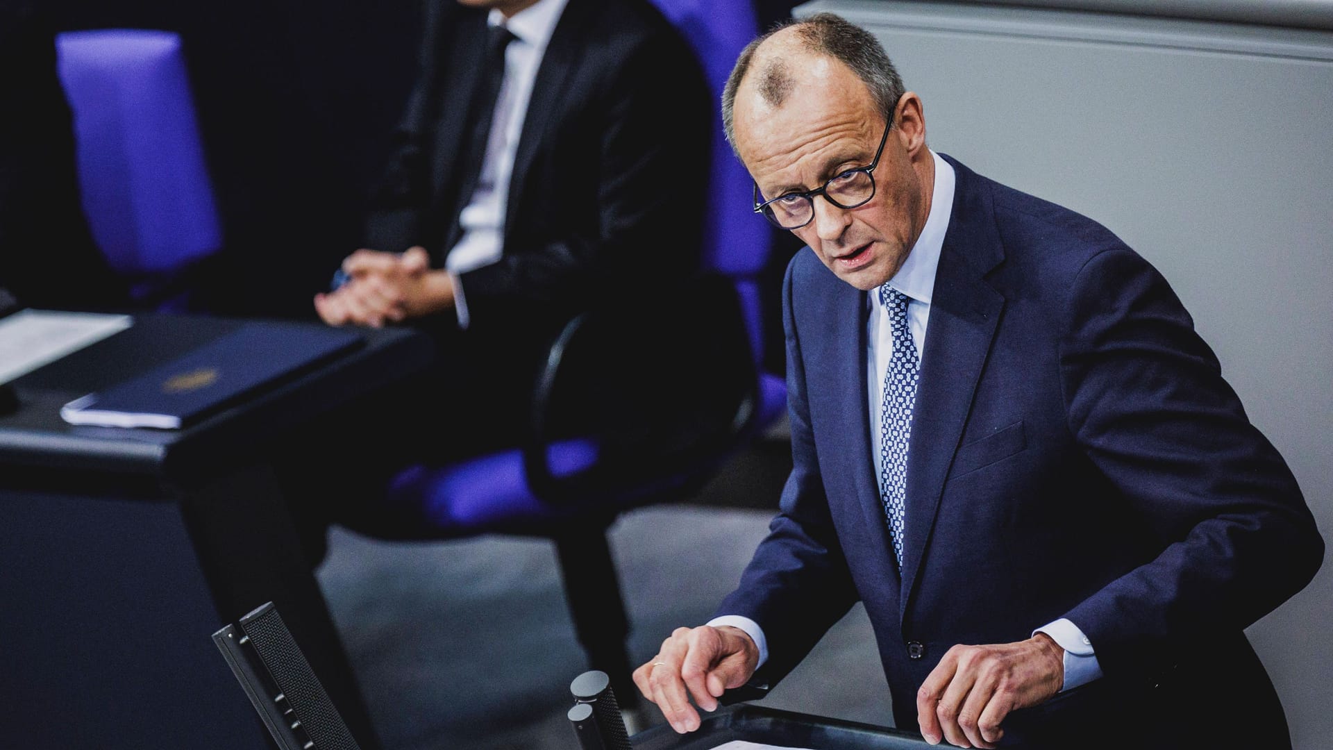 Friedrich Merz bei einer Rede im Bundestag (Archivbild): Das von der Union eingebrachte Gesetz soll die Möglichkeiten des Familiennachzugs begrenzen.