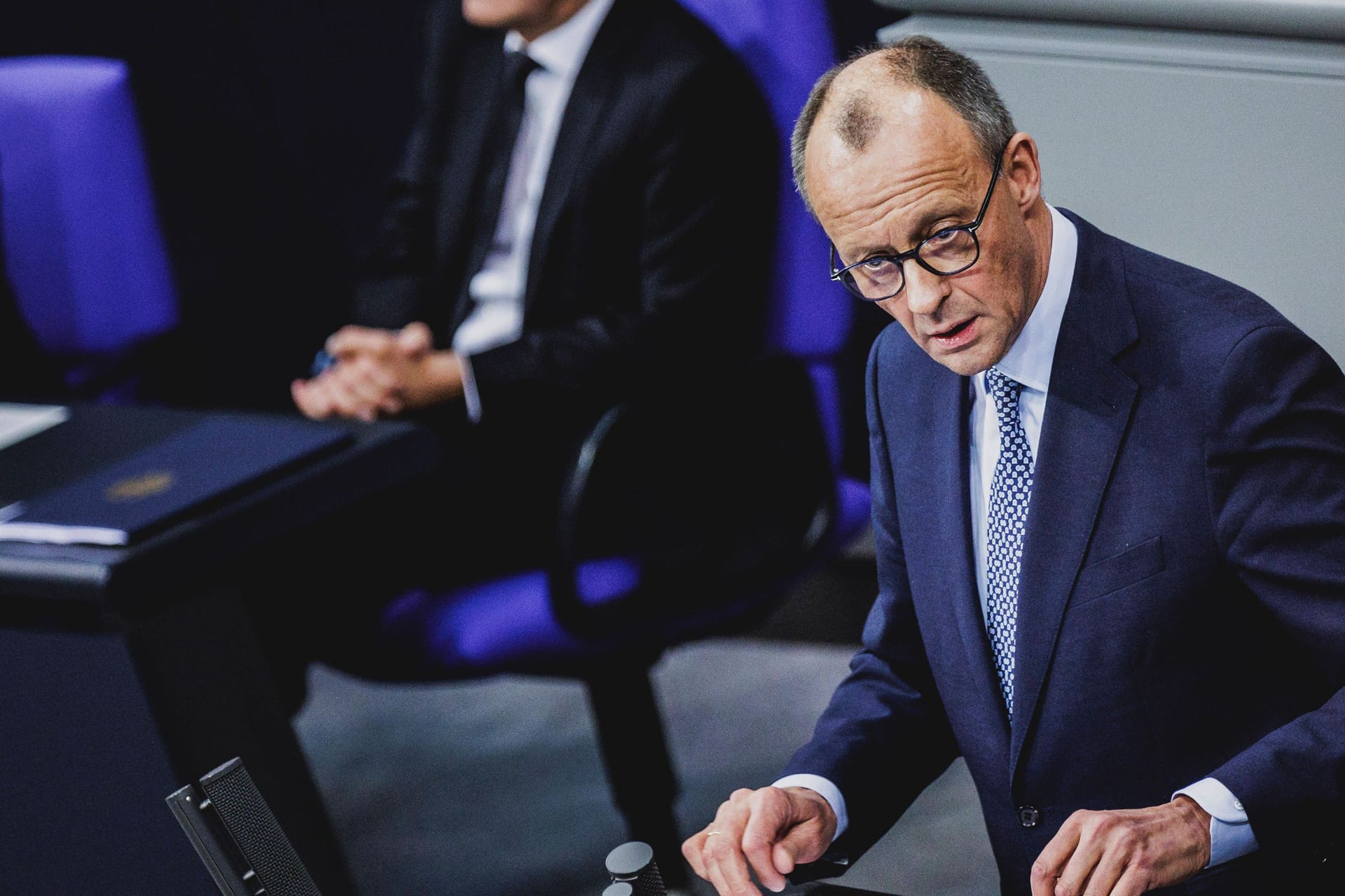 Friedrich Merz bei einer Rede im Bundestag (Archivbild): Das von der Union eingebrachte Gesetz soll die Möglichkeiten des Familiennachzugs begrenzen.