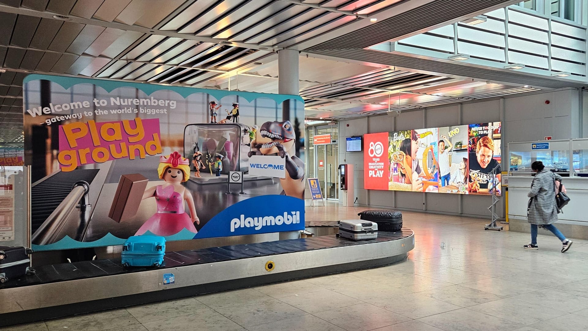 Eine Playmobil-Werbung an den Gepäckbändern: Sie ist nicht die Einzige mit Spielwarenbezug im und um den Flughafen.