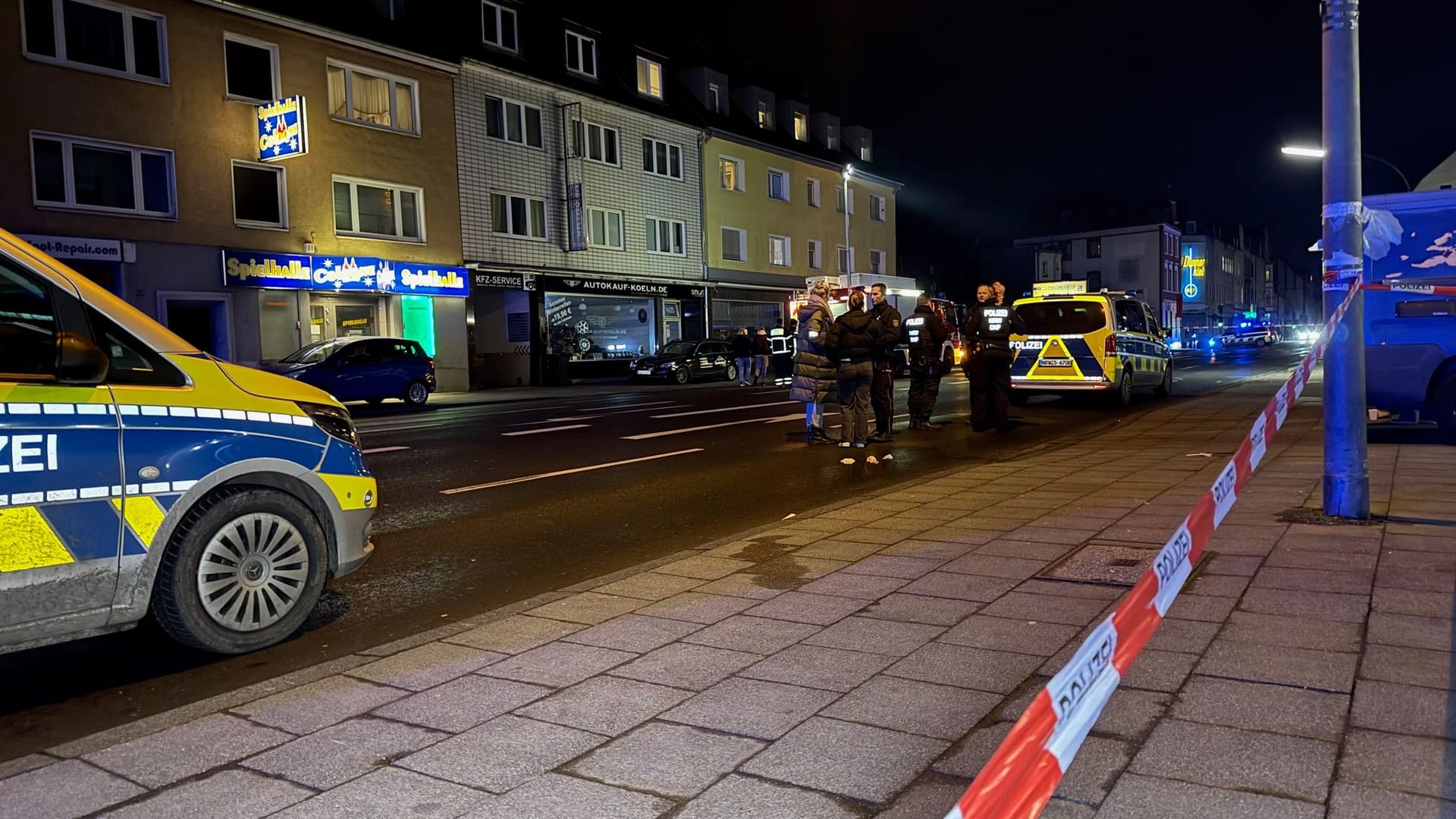 Tatort an der Bergisch Gladbach Straße: Die Kölner Polizei nahm am Abend Ermittlungen auf.