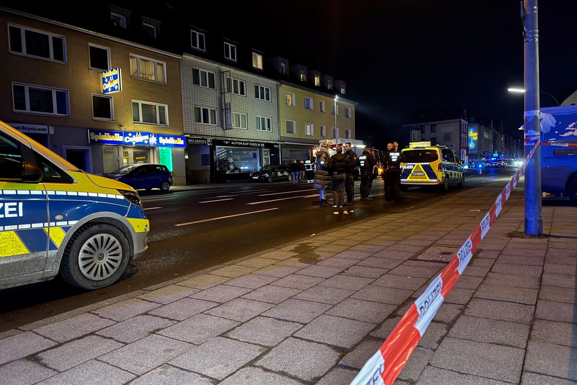 Tatort an der Bergisch Gladbach Straße: Die Kölner Polizei nahm am Abend Ermittlungen auf.