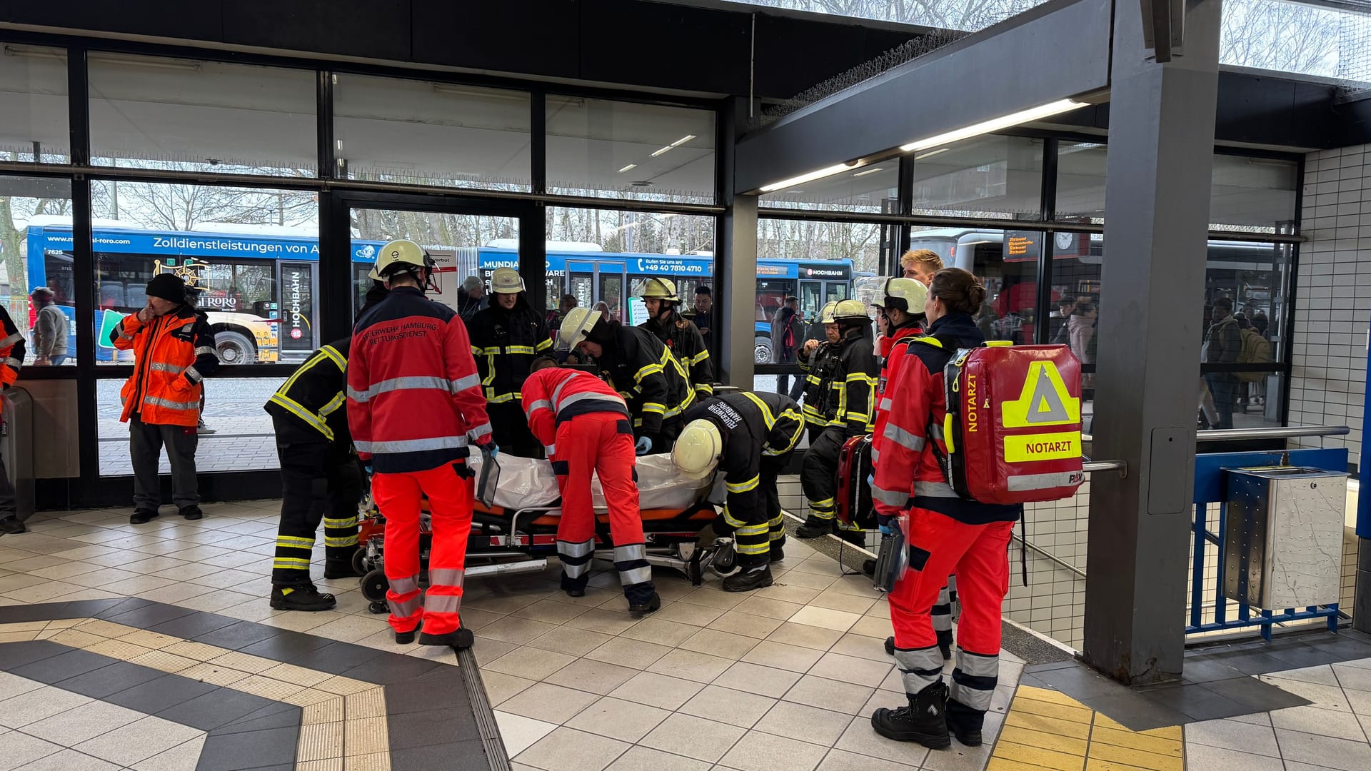 Rettungskräfte konnten nur noch die Leiche bergen: Eine unbekannte Person ist am Freitag in ein Gleisbett gefallen und von einer U-Bahn überrollt worden.