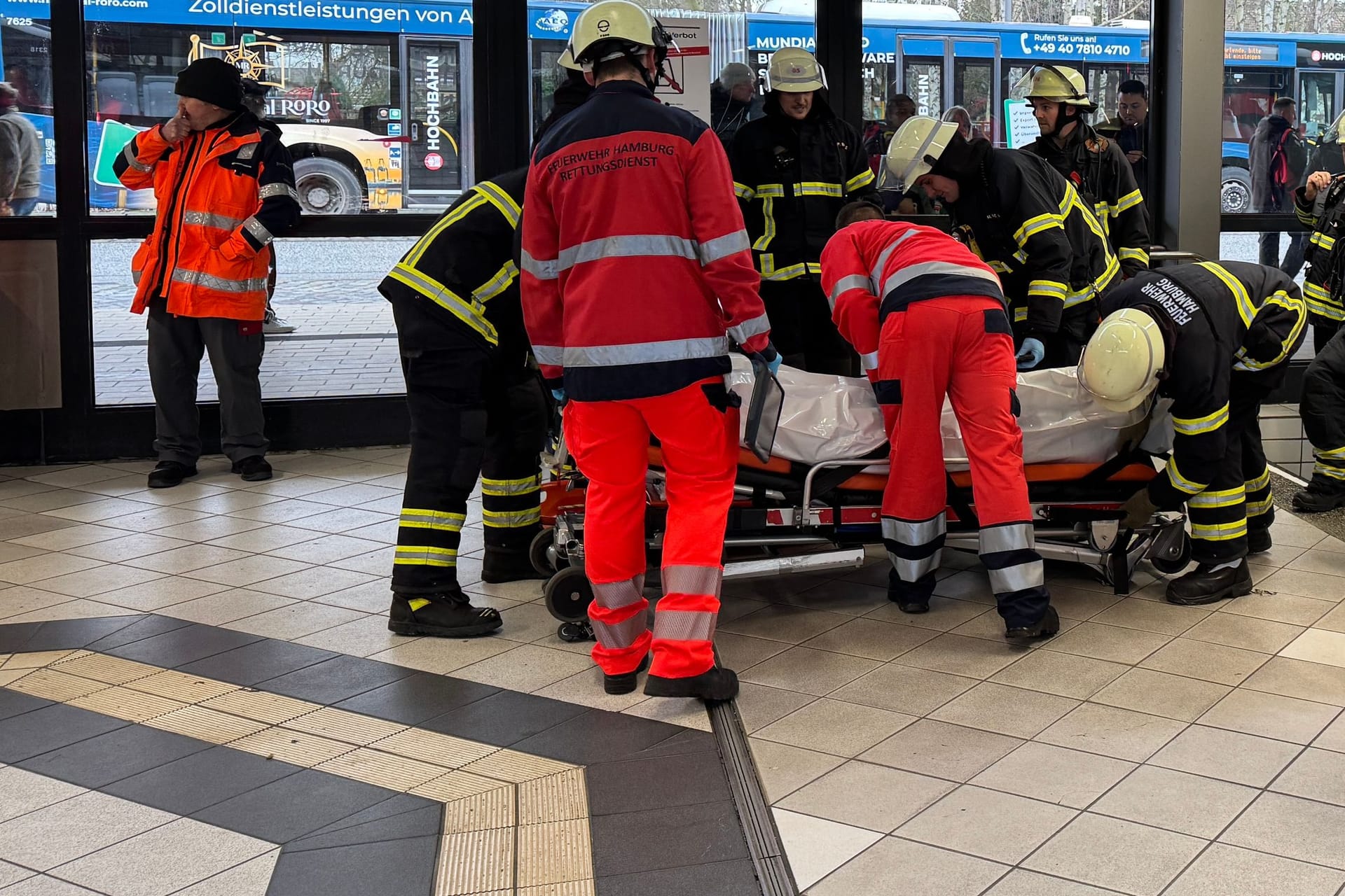 Rettungskräfte konnten nur noch die Leiche bergen: Eine unbekannte Person ist am Freitag in ein Gleisbett gefallen und von einer U-Bahn überrollt worden.