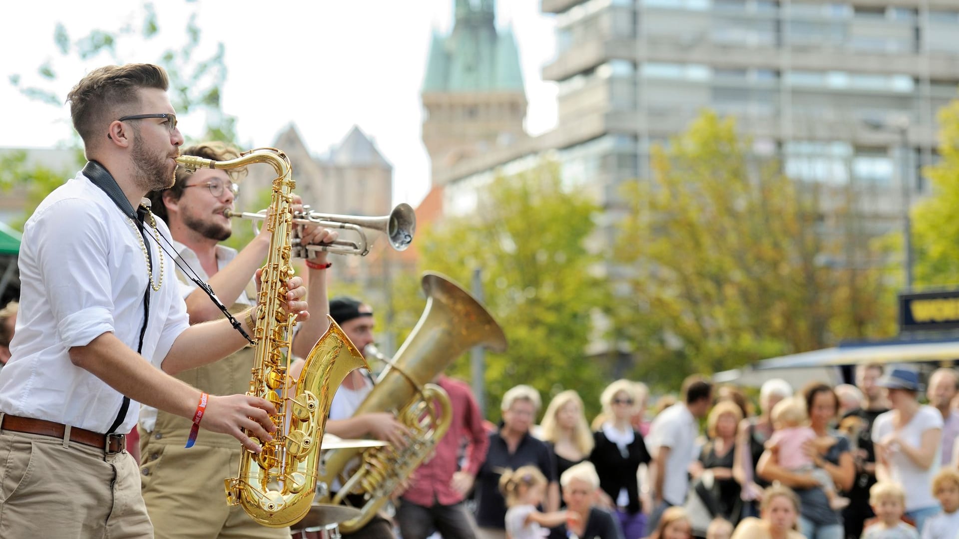 Auch das Buskers bringt vom 20. bis zum 22. Juni Open-Air-Konzerte in die Löwenstadt.