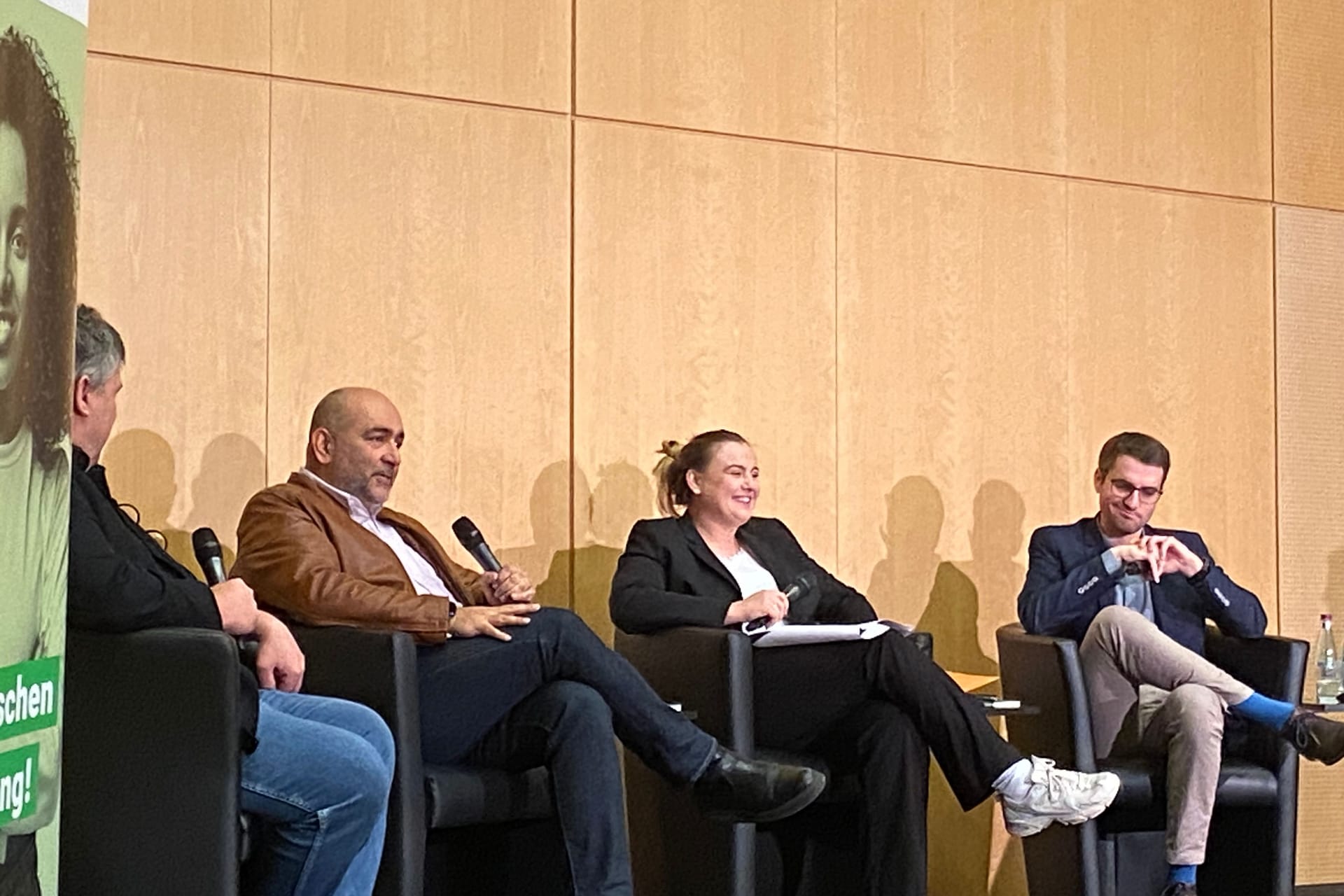 Omid Nouripour (Grüne, 2. v. l), Lena Voigt (SPD) und Yannick Schwander diskutieren.