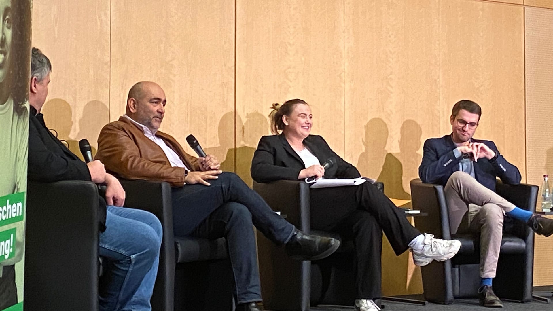 Omid Nouripour (Grüne, 2. v. l), Lena Voigt (SPD) und Yannick Schwander diskutieren.