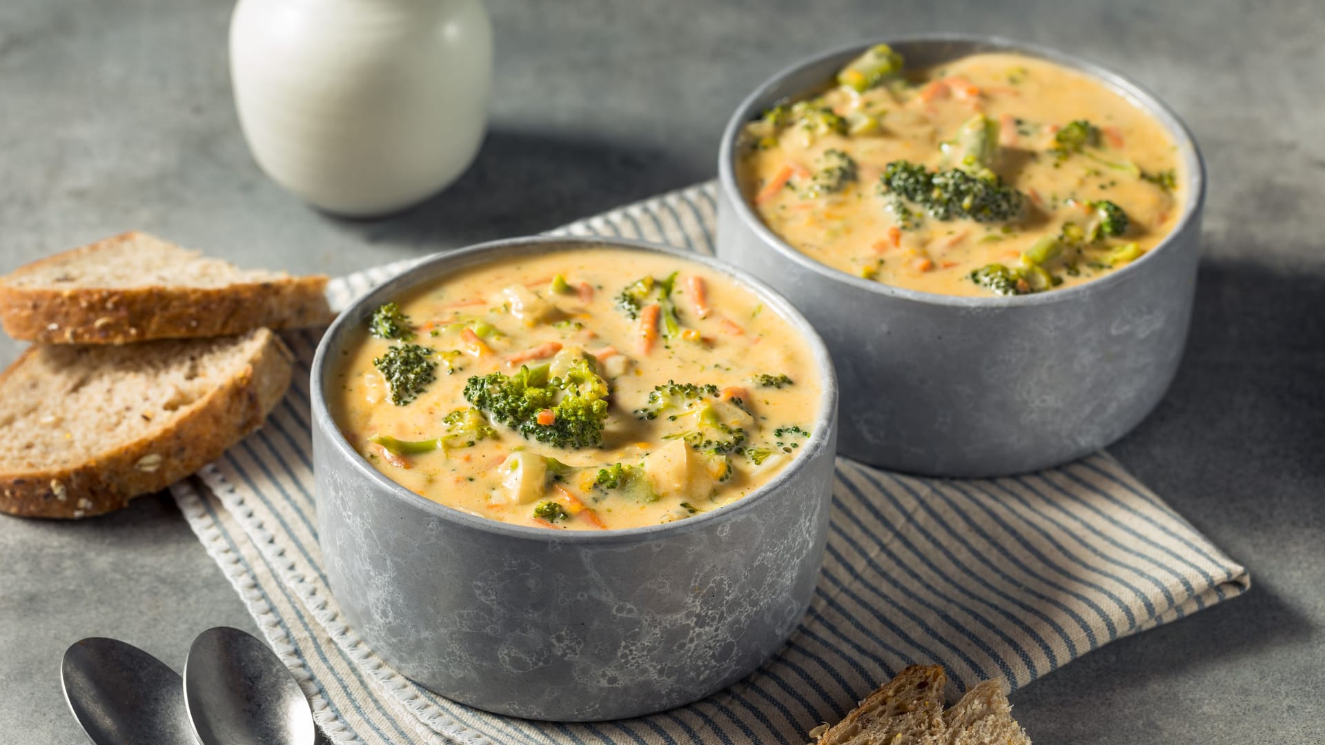 Brokkoli-Käse-Topf: Das cremige Gericht ist ein echtes Soulfood.