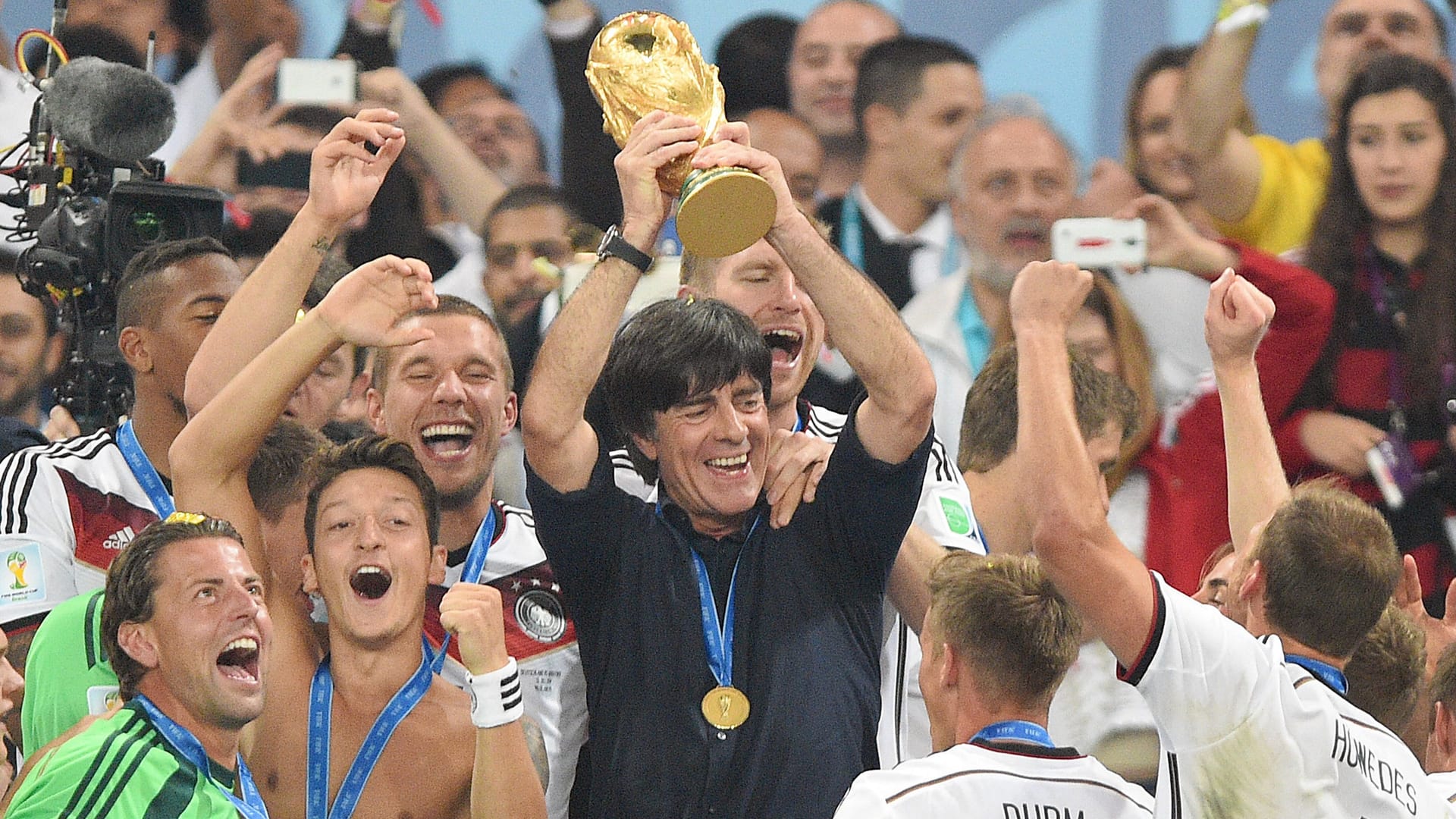 Ein großer Moment: Joachim Löw mit dem WM-Pokal.