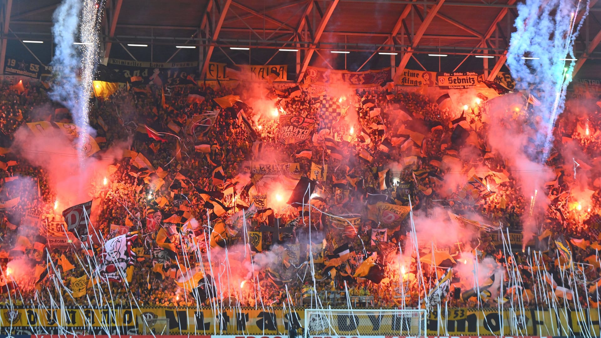 Pyrotechnik im Dresdner Block: Wegen ihrer Fans muss der Klub eine satte Strafe zahlen.