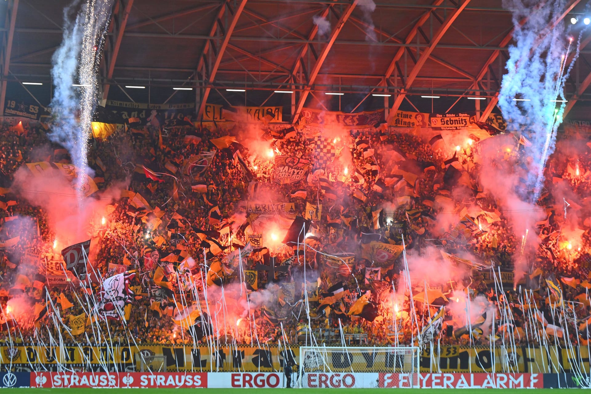 Pyrotechnik im Dresdner Block: Wegen ihrer Fans muss der Klub eine satte Strafe zahlen.