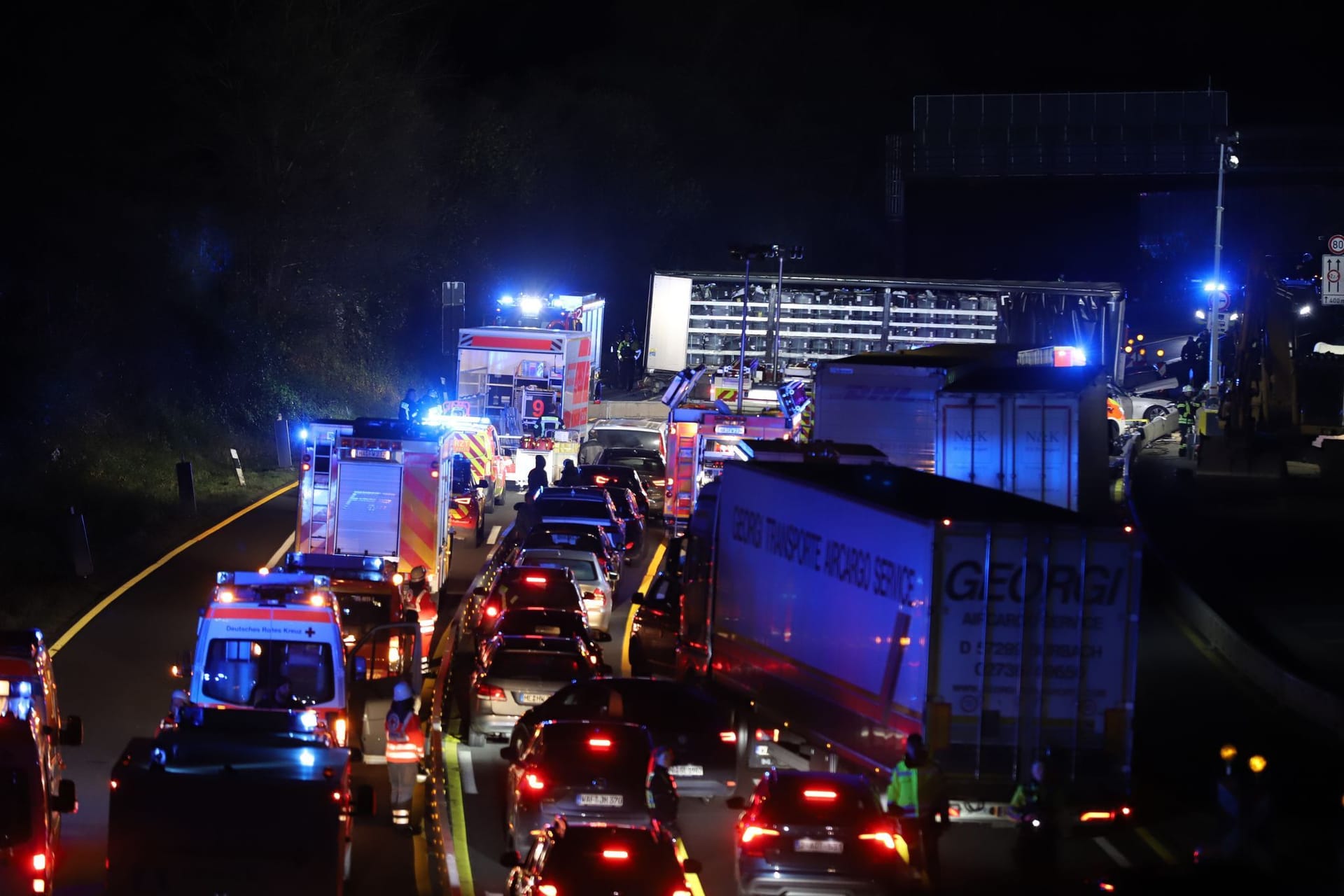 Der Lastwagen (hinten) steht auf der Autobahn 1 bei Hagen an der Unfallstelle, während sich ein Stau gebildet hat.