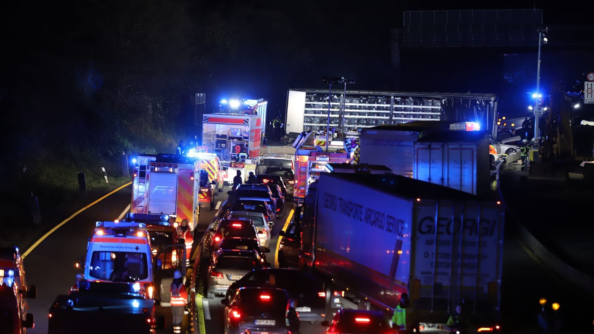 Der Lastwagen (hinten) steht auf der Autobahn 1 bei Hagen an der Unfallstelle, während sich ein Stau gebildet hat.