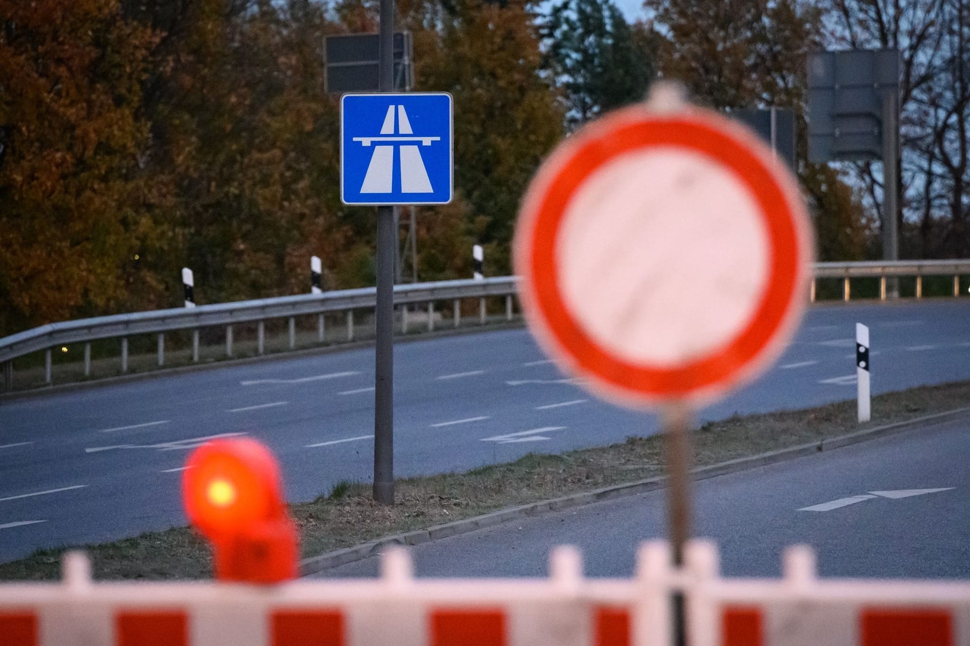 Schilder und Baken während einer Sperrung an einer Autobahn (Symbolbild): Die A21 ist früher als geplant wieder frei.