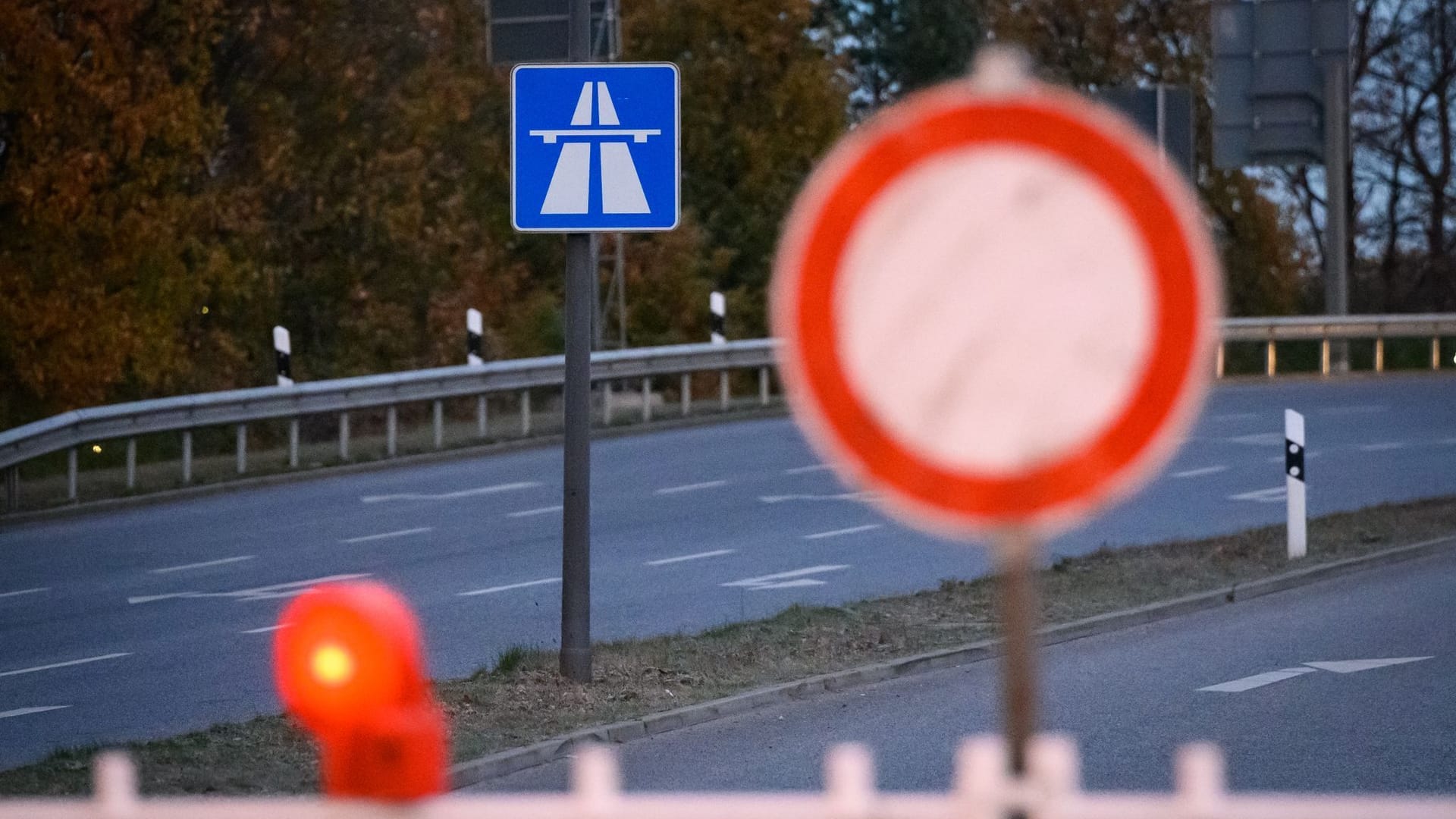 Schilder und Baken während einer Sperrung an einer Autobahn (Symbolbild): Die A21 ist früher als geplant wieder frei.