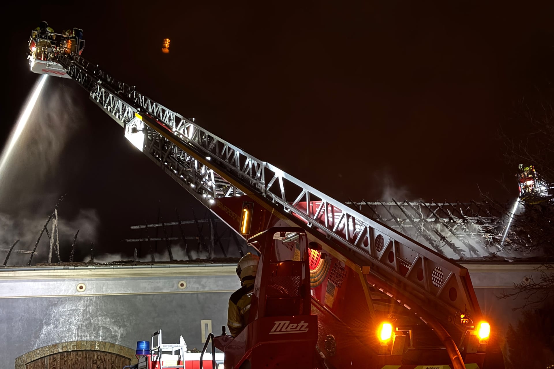 © Feuerwehr DresdenBei der Brandbekämpfung kommen auch Drehleitenr zum Einsatz.