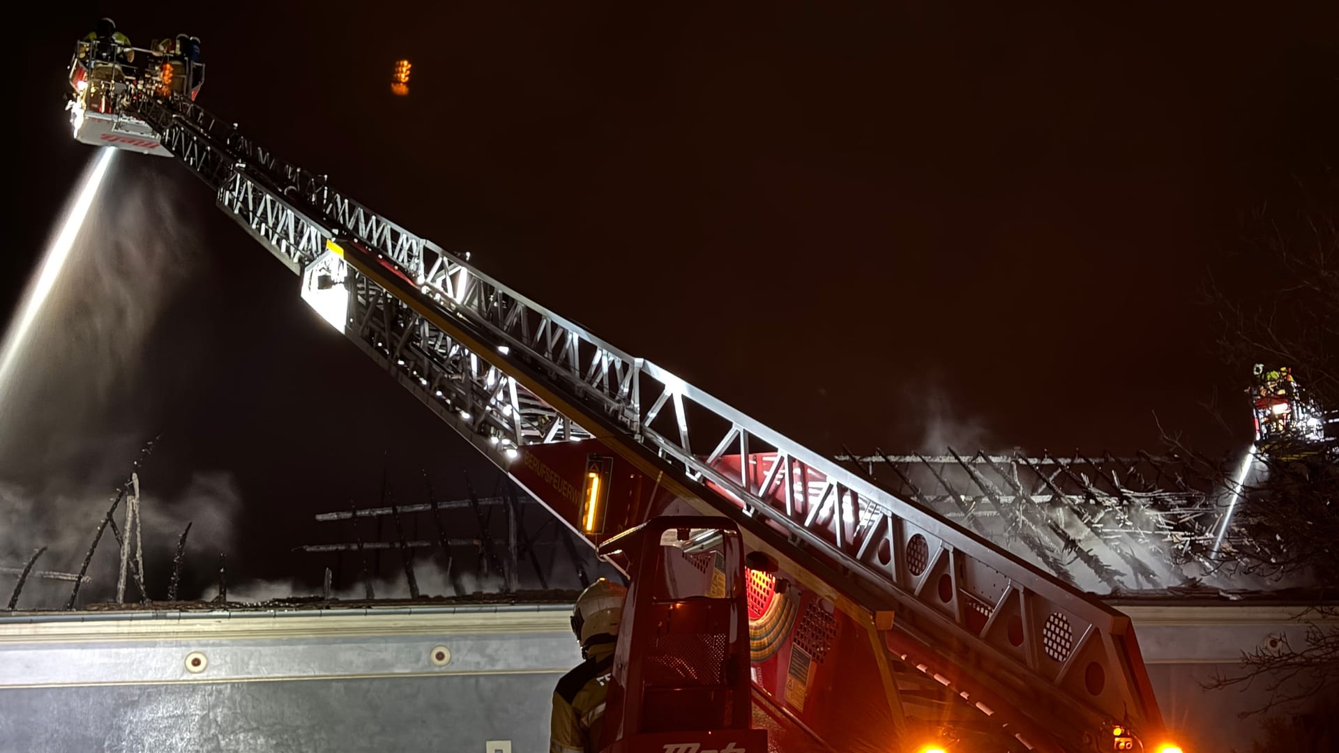 © Feuerwehr DresdenBei der Brandbekämpfung kommen auch Drehleitenr zum Einsatz.