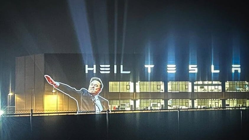 Eine Projektion zeigt Elon Musk mit seiner umstrittenen Geste und das Wort "Heil".