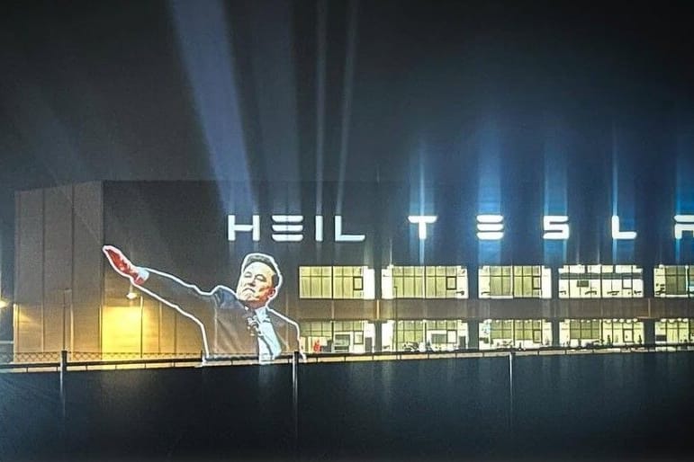 Eine Projektion zeigt Elon Musk mit seiner umstrittenen Geste und das Wort "Heil".