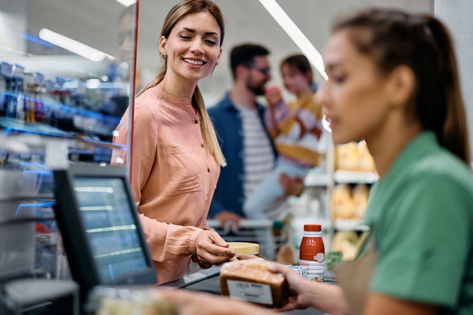 Im Supermarkt an der Kasse bezahlen