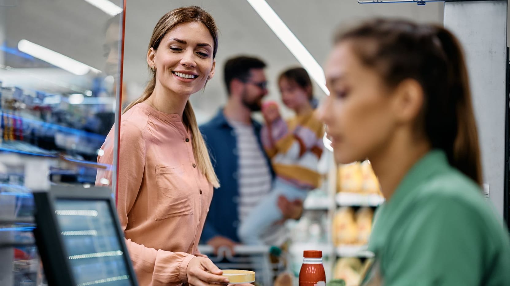 Im Supermarkt an der Kasse bezahlen