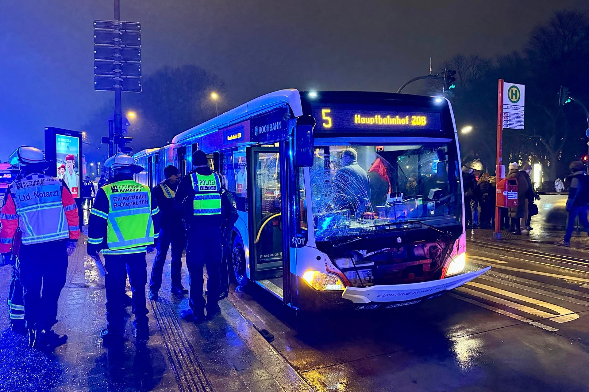 Unfall am Bahnhof Dammtor: Der Bus der Linie 5 war in Richtung Hamburg Hauptbahnhof unterwegs, als der Unfall passierte.