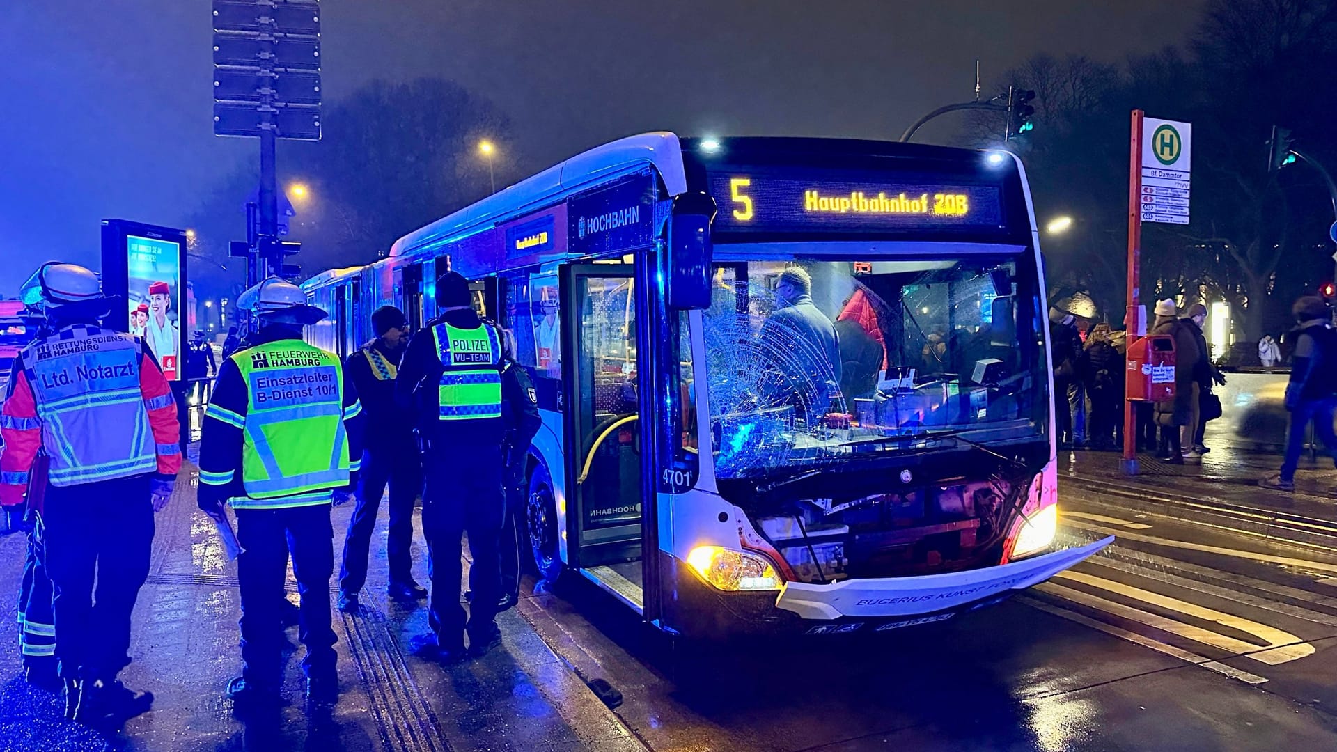 Unfall am Bahnhof Dammtor: Der Bus der Linie 5 war in Richtung Hamburg Hauptbahnhof unterwegs, als der Unfall passierte.