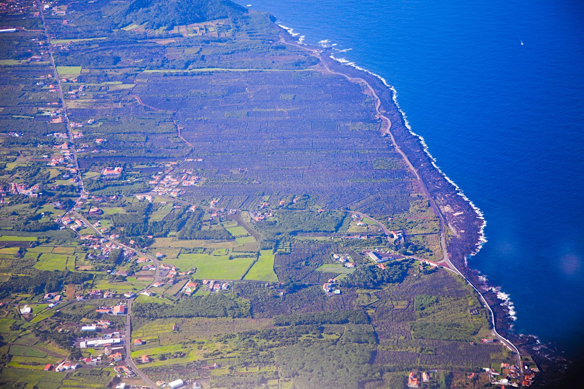 Die Azoren-Insel Pico aus der Luft (Archivbild): Hier sollen ein Münchner und seine Partnerin zwei portugiesische Rentner ermordet haben.