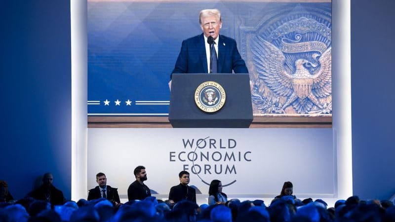 Menschen verfolgen eine virtuelle Rede von US-Präsident Donald Trump auf dem Jahrestreffen des Weltwirtschaftsforums in Davos.