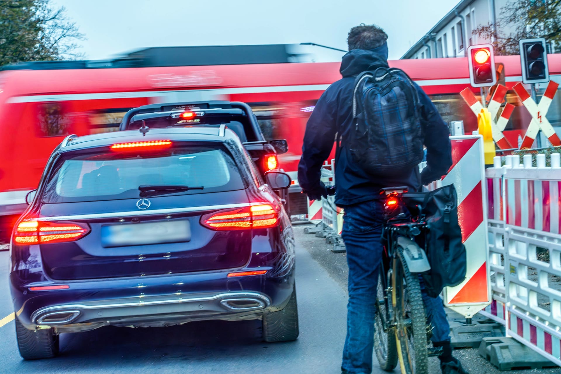 Bahnübergang (Symbolbild): In Friedland sollen besonders viele Züge für fast ständig geschlossene Schranken sorgen.