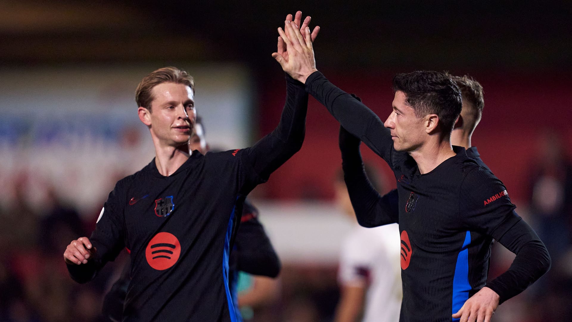 Frenkie de Jong (l.) jubelt mit Robert Lewandowski: Der FC Barcelona ist eine Runde weiter.