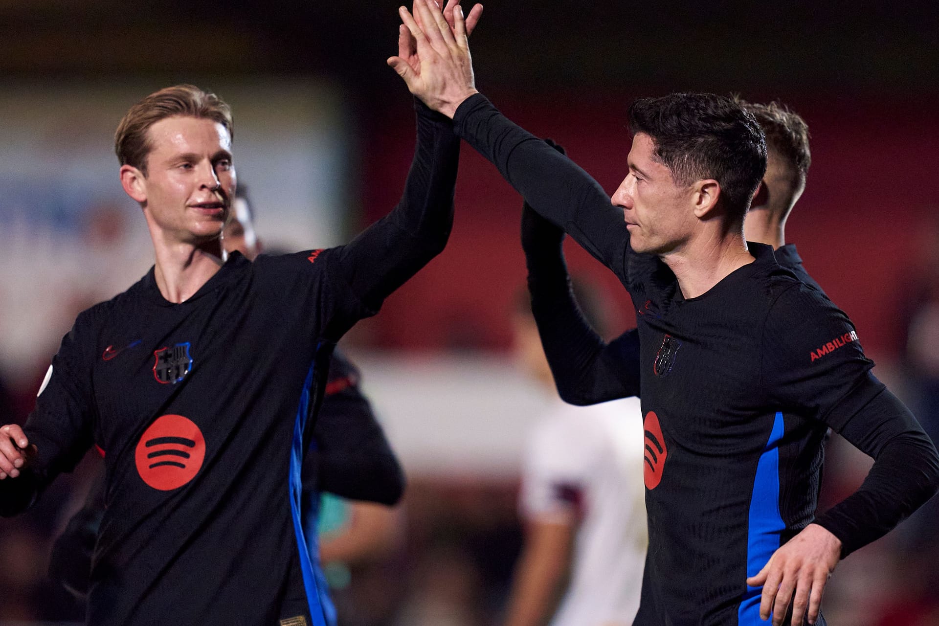 Frenkie de Jong (l.) jubelt mit Robert Lewandowski: Der FC Barcelona ist eine Runde weiter.