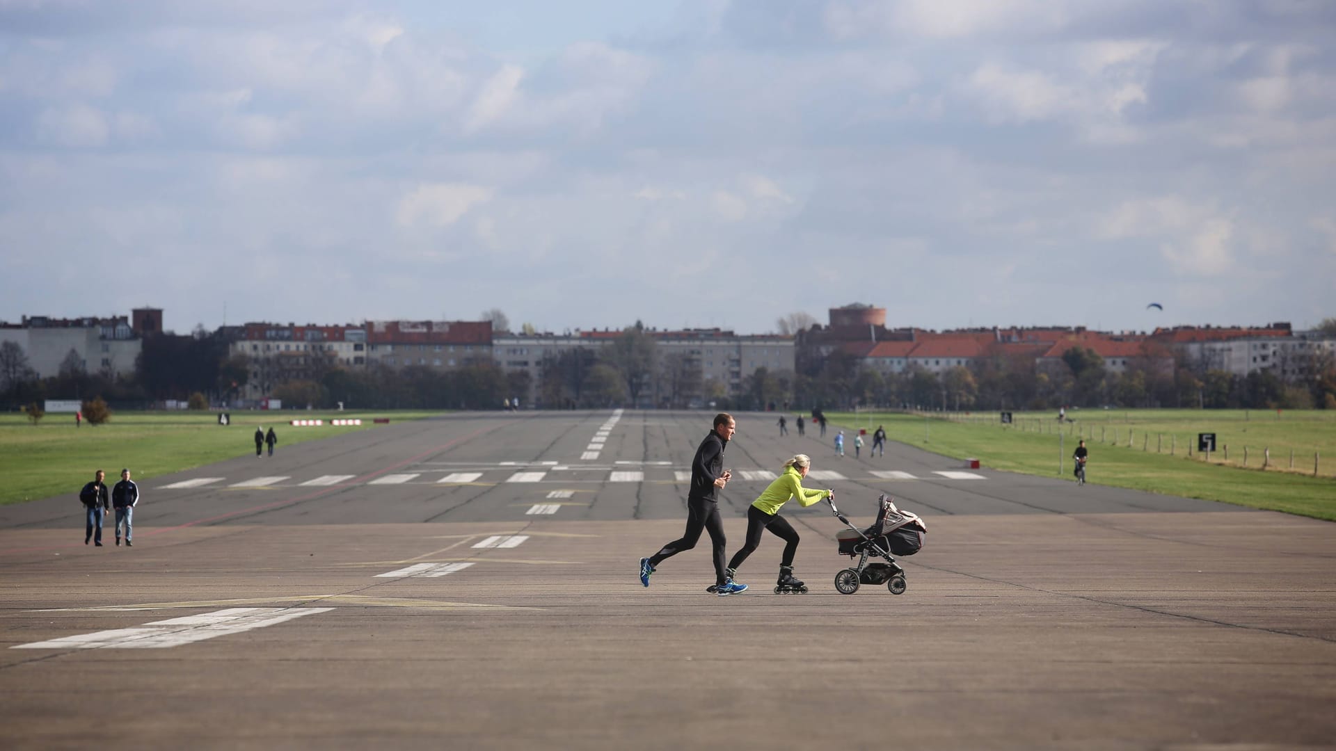 Weite mitten in der Großstadt: Das Tempelhofer Feld in Berlin ist eine offene Parklandschaft ohne Hindernisse.