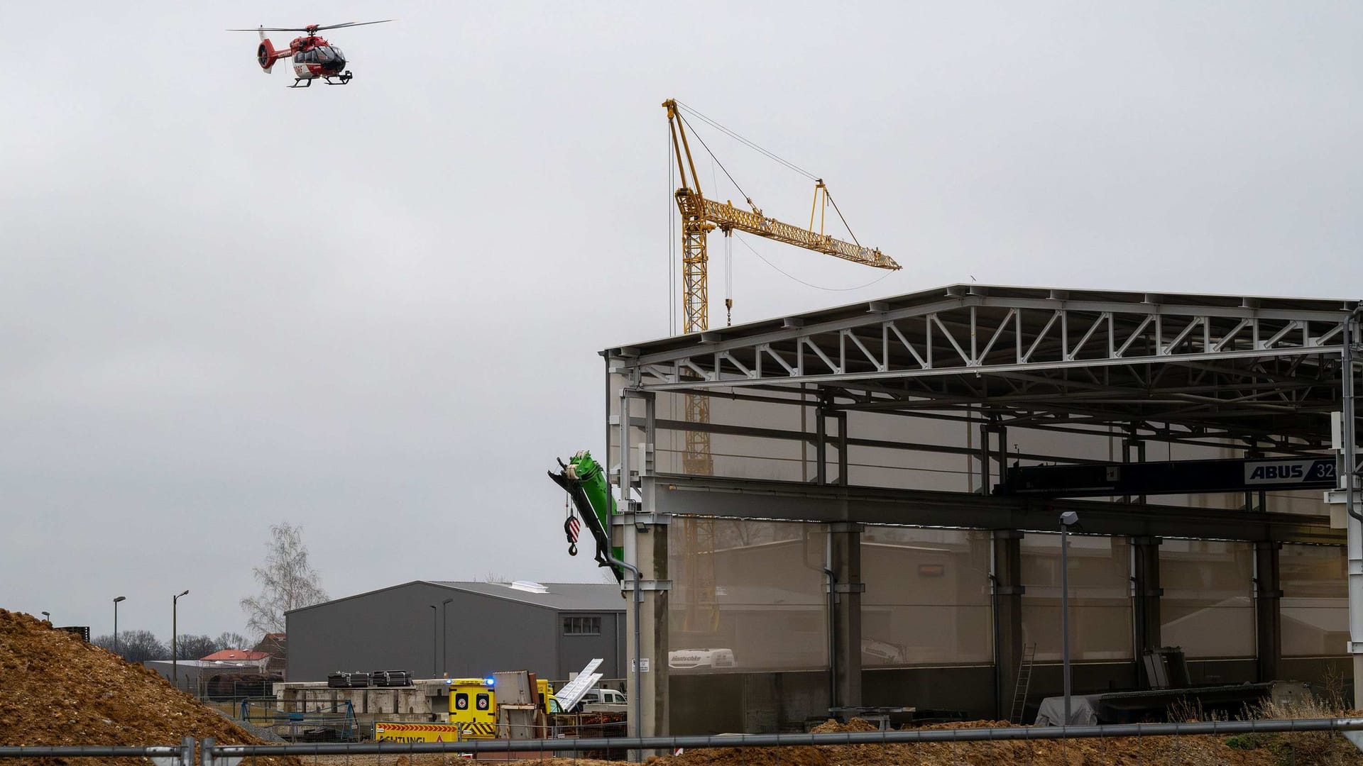 Der Rettungshubschrauber Christoph 62 im Anflug auf das Werk im Ortsteil Teichnitz: Die Polizei spricht von einem leichteren Arbeitsunfall.