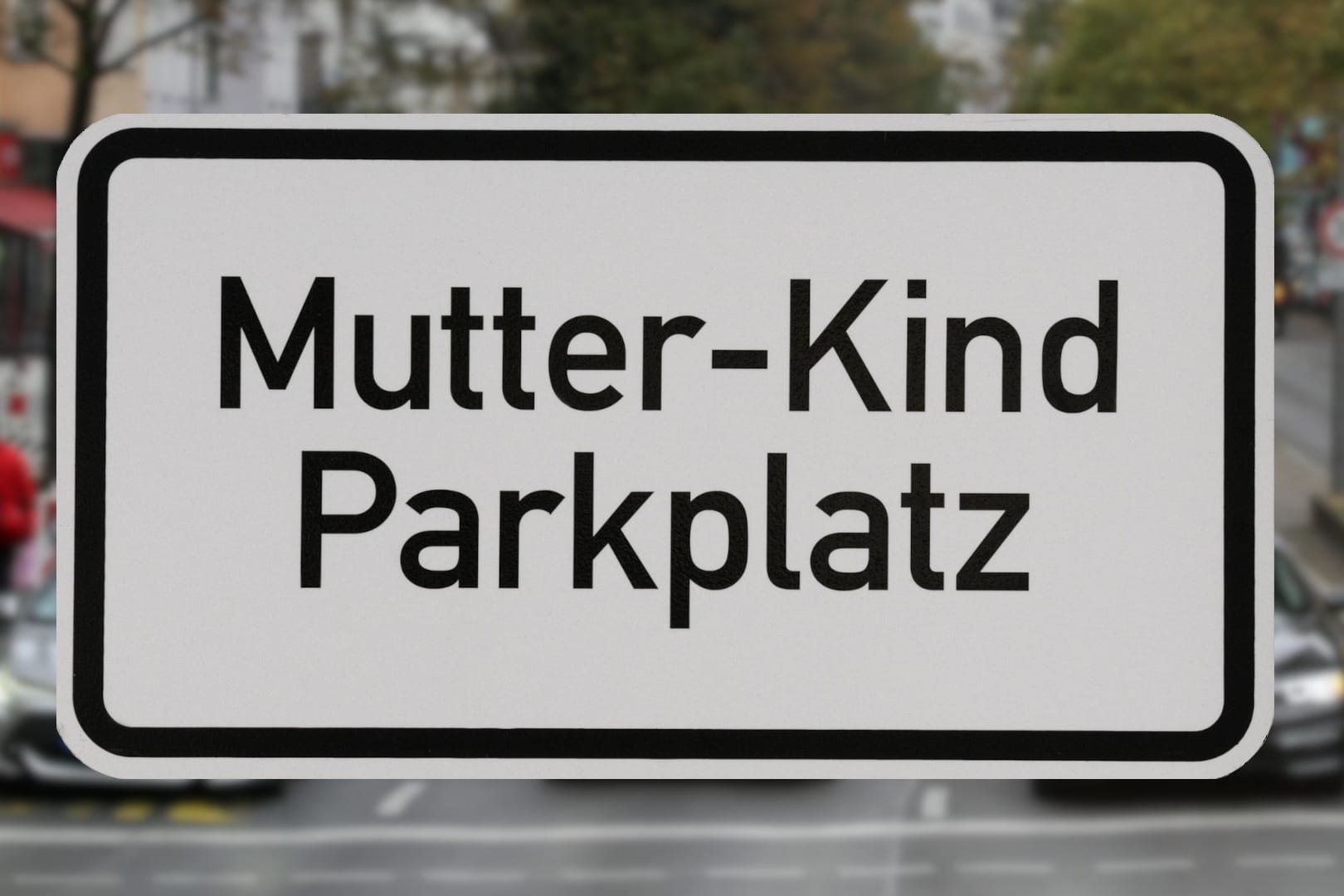 Für Eltern gedacht, von anderen genutzt: Mutter-Kind-Parkplätze sind eine Erleichterung – doch Rücksichtslosigkeit macht sie oft unbrauchbar.